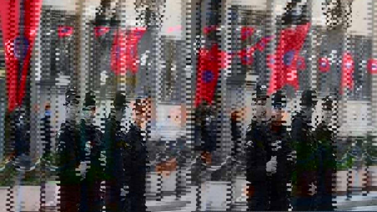 برلماني تونسي يقتحم مركزا أمنيا ويخلي سبيل أحد المتشددين