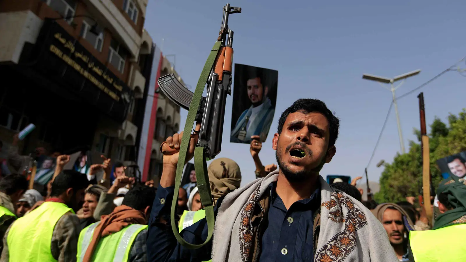 الحوثيون يعلنون استهداف إسرائيل و"ترومان" مجدداً