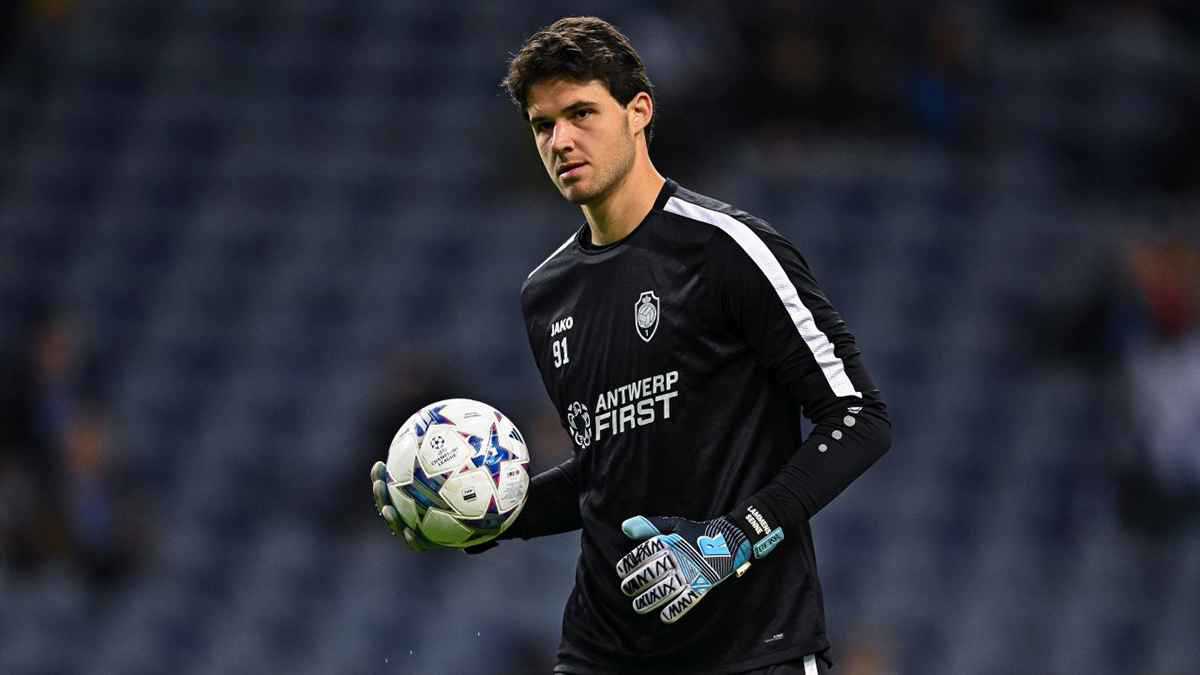 مانشستر يونايتد يحل أزمة حراسة المرمى بالاقتراب من حارس أنتويرب البلجيكي