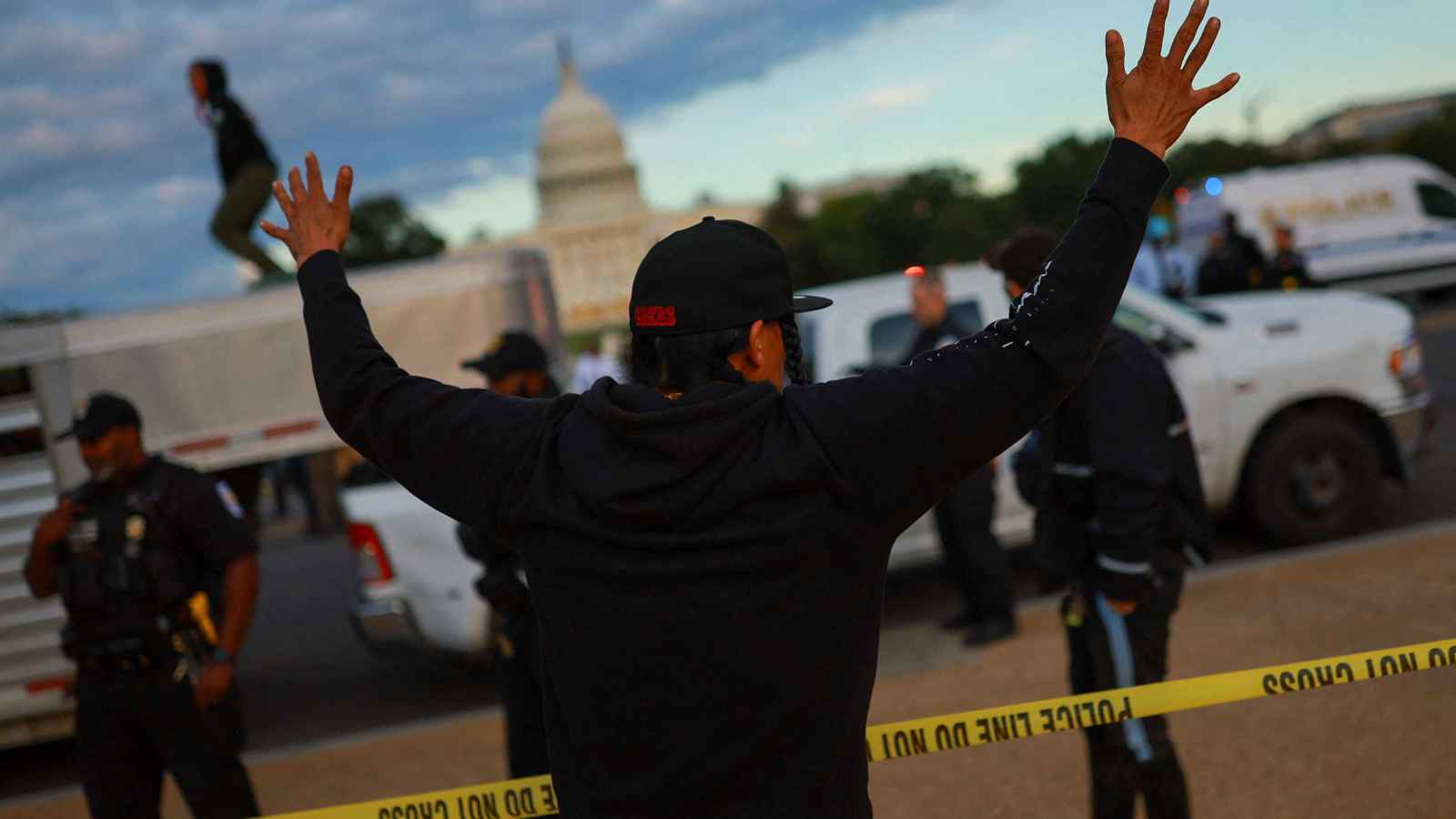 سيارة مشبوهة وساطور.. حادث أمني في مبنى الكونغرس