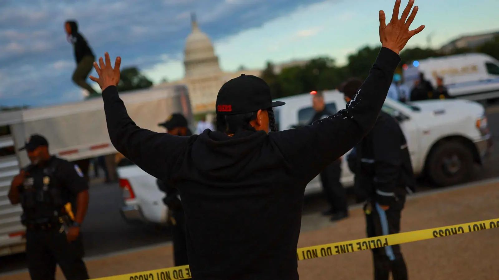 سيارة مشبوهة وساطور.. حادث أمني في مبنى الكونغرس