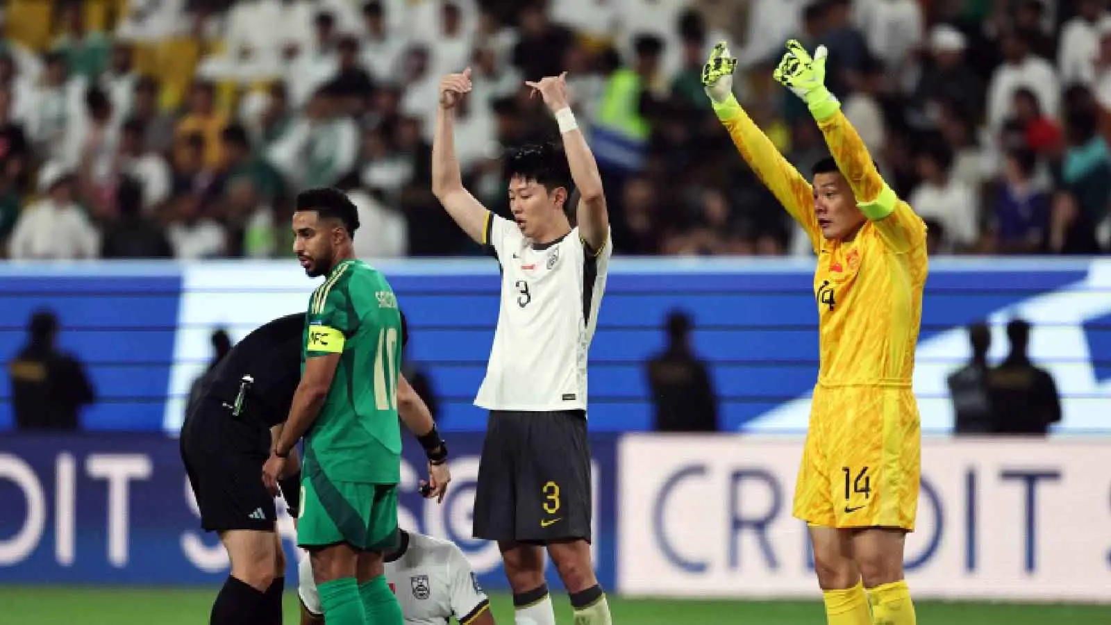 مقطع اليوم.. سالم الدوسري ينقذ حسن كادش من السقوط أثناء حمله (فيديو)