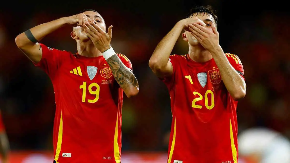 تفسير احتفالية نجوم منتخب إسبانيا الغريبة (فيديو)