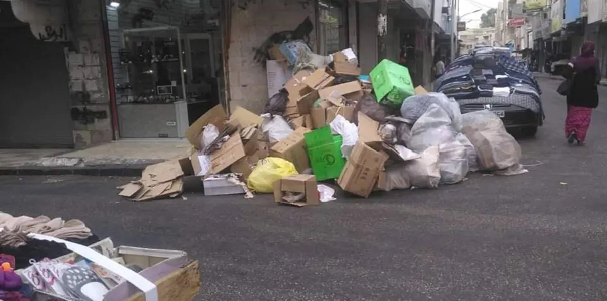 أكوام النفايات في إربد تنذر بكارثة بيئية في الأردن (صور)