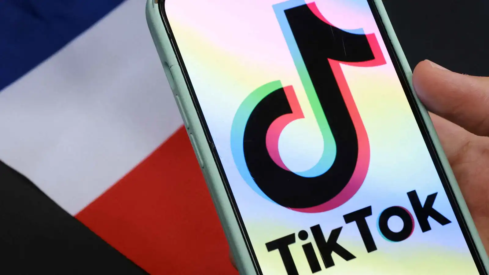 لجنة برلمانية فرنسية تشكو "تيك توك" للنيابة العامة بسبب القُصر