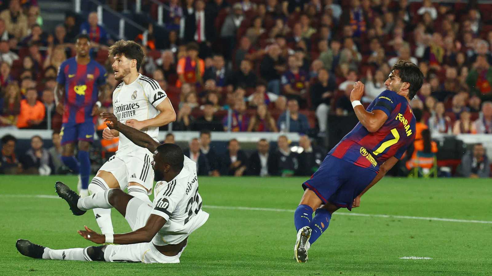 ترتيب هدافي الدوري الإسباني بعد هدف فيران توريس أمام ريال مدريد 