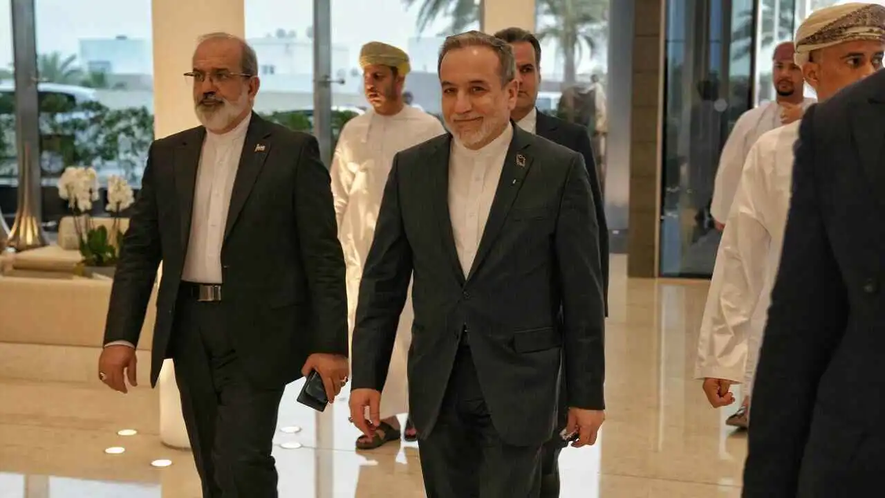 "مصافحة بروتوكولية".. عراقجي يكشف تفاصيل لقاء الوفد الأمريكي (فيديو)