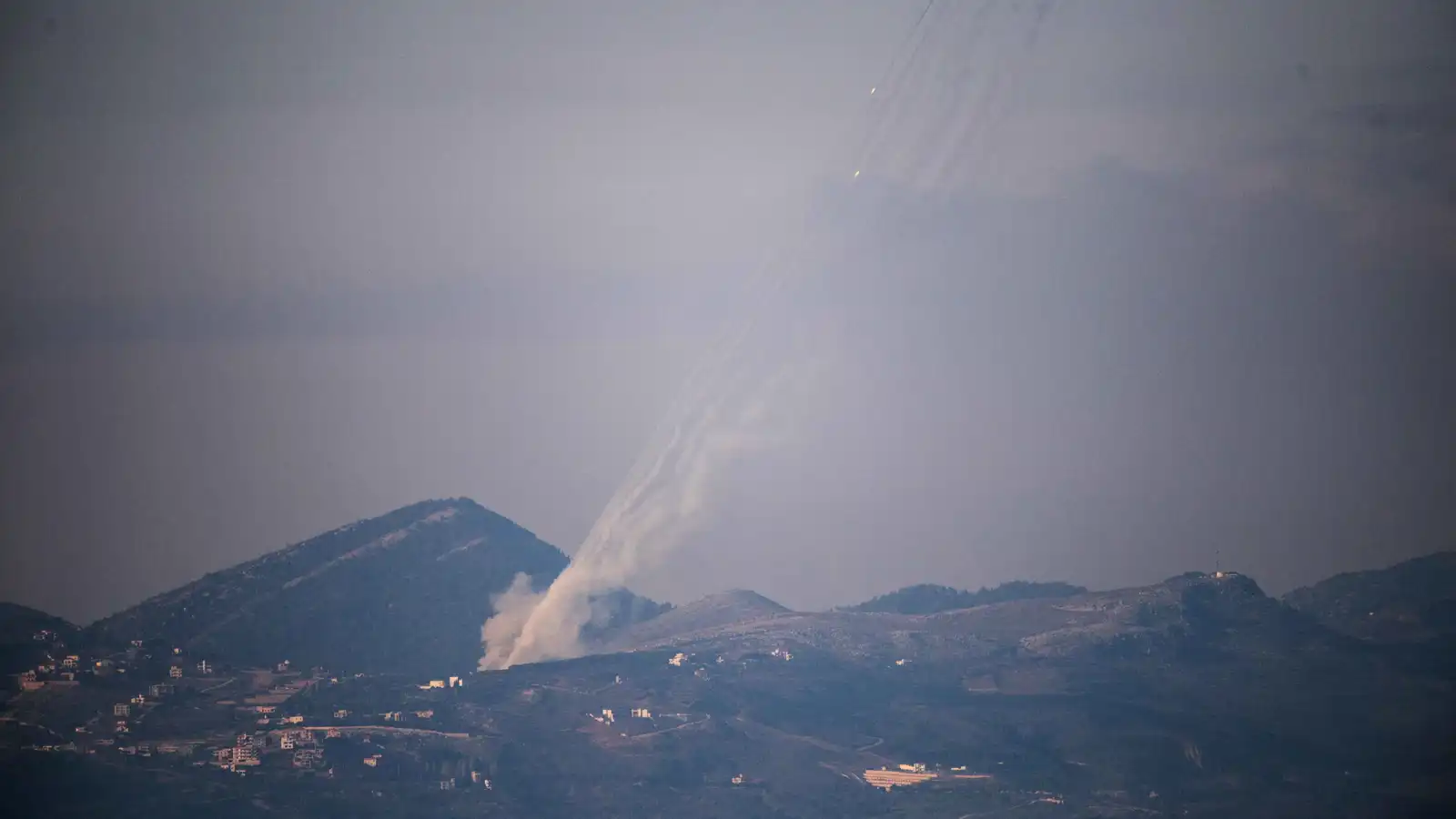 وحدة الساحات.. إيران تستنزف ورقة حزب الله في حربها