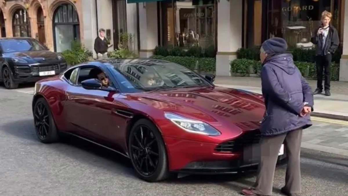 امرأة تُوقف سيارة فارهة في لندن احتجاجا على الإزعاج (فيديو)