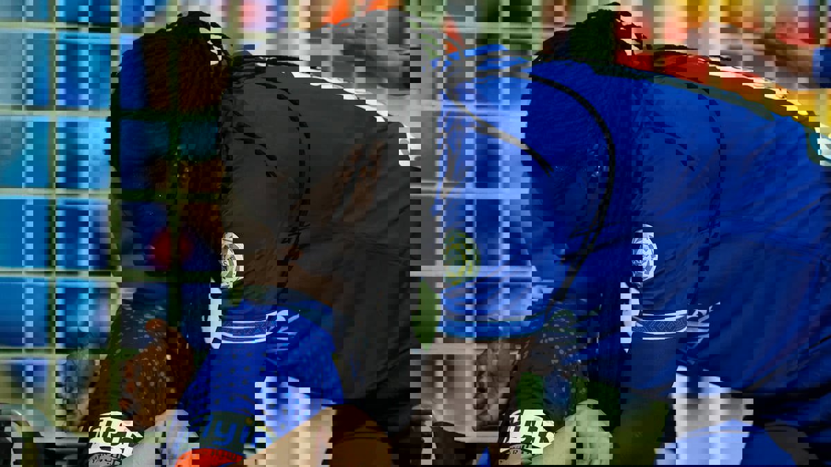 بافيتيمبي غوميز يحتفل بهدف الهلال في شباك الحزم مع أحد الأطفال ذوي الاحتياجات الخاصة (فيديو)