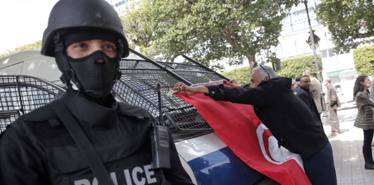 تونس ترد على المحتجين بحظر تجول ليلي شامل