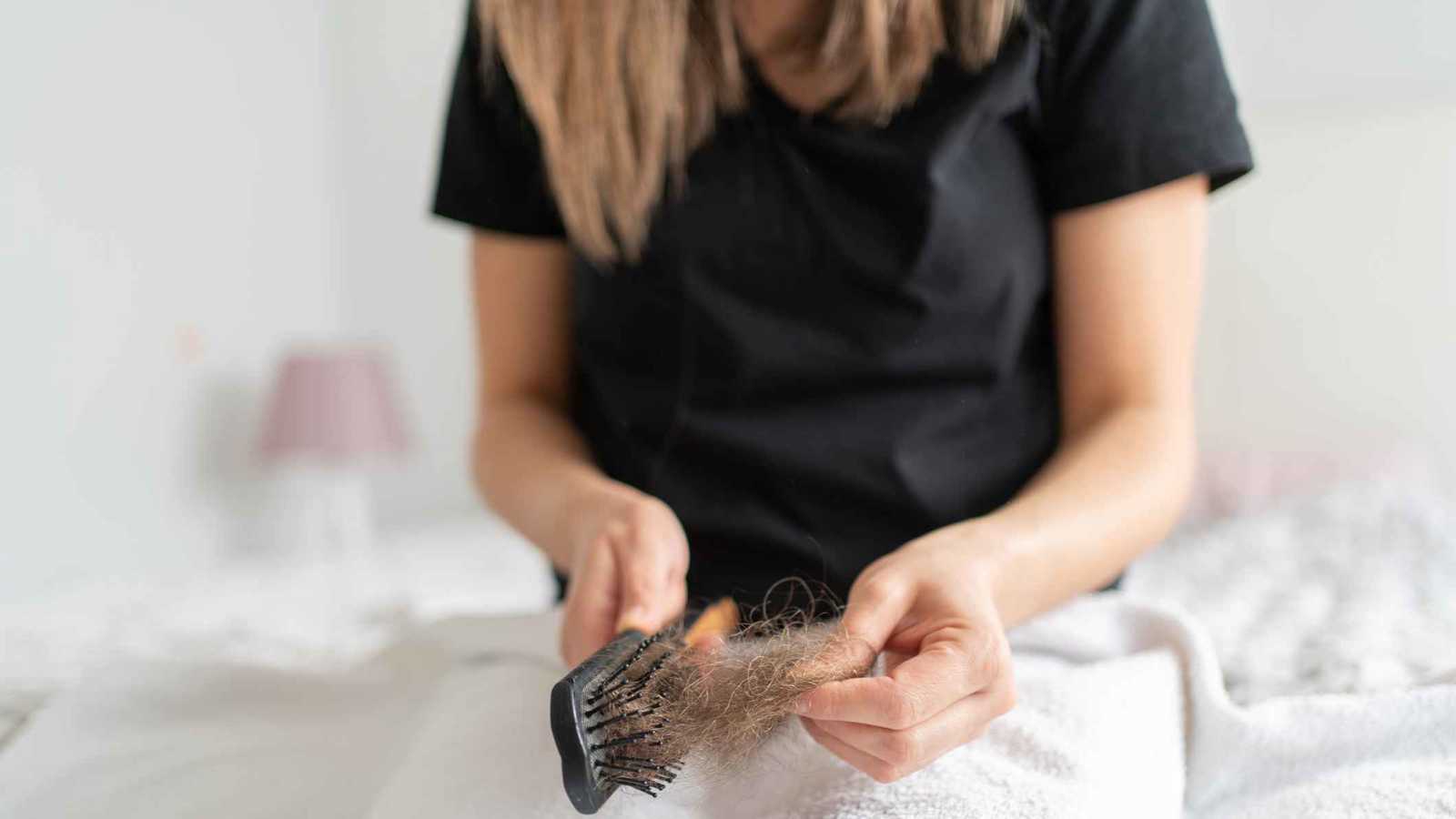 دراسة تكشف آلية جديدة لتحفيز نمو الشعر بعد التساقط