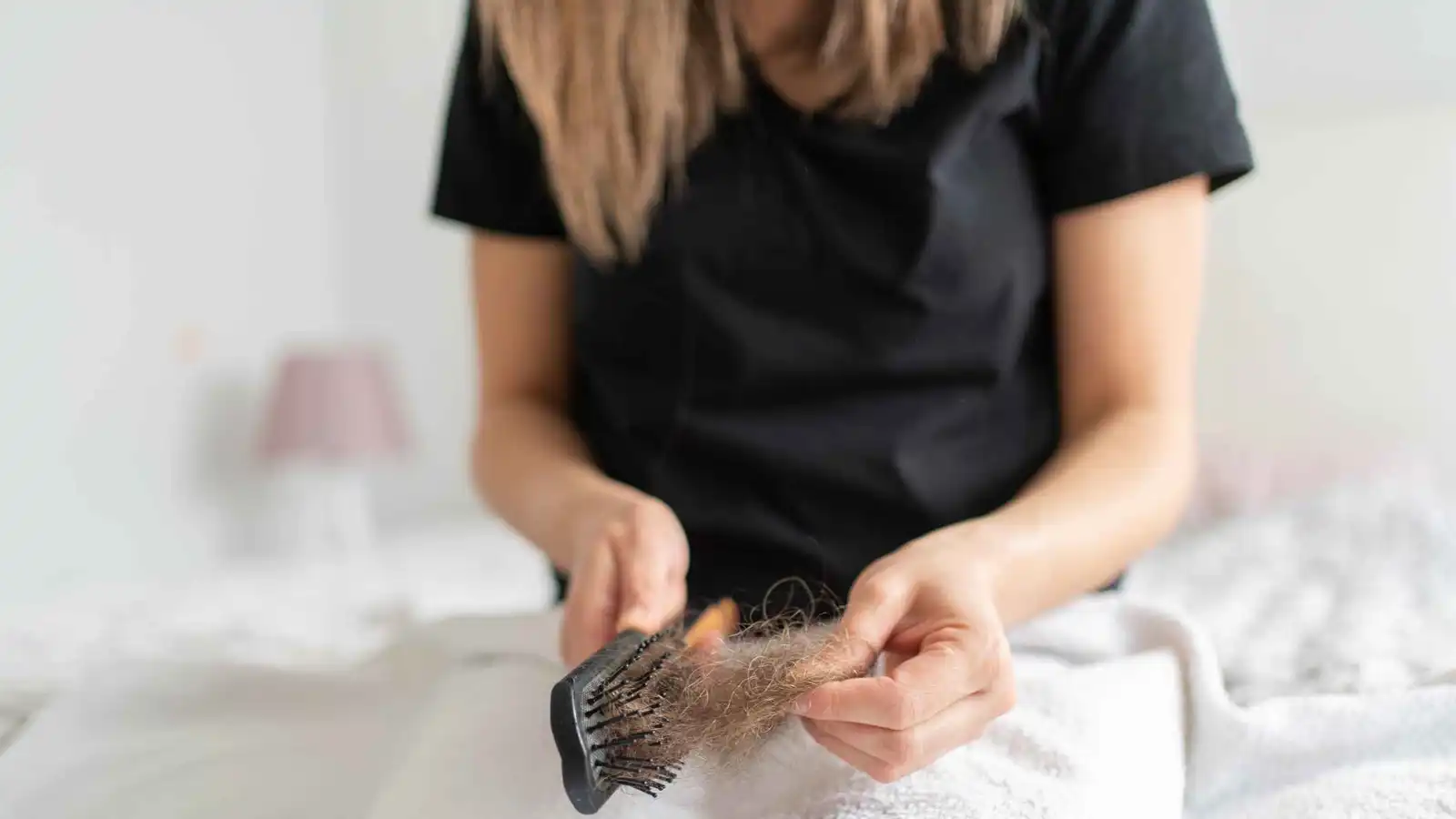 دراسة تكشف آلية جديدة لتحفيز نمو الشعر بعد التساقط