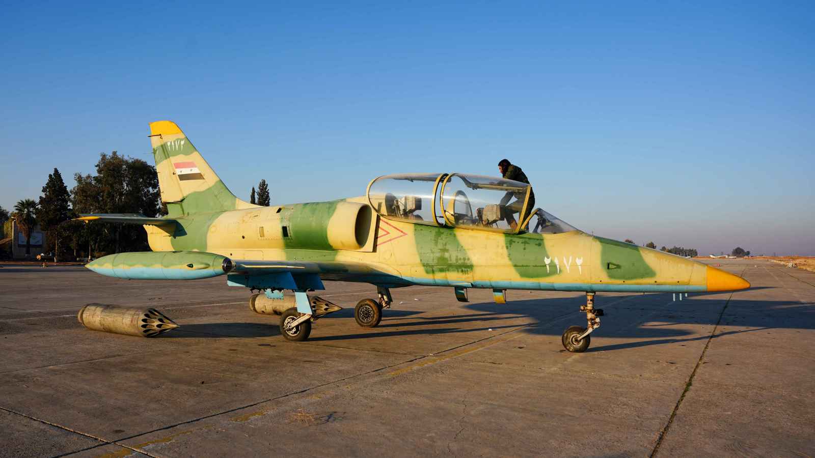 وسط اشتباكات عنيفة.. الفصائل المسلحة تقصف مطار حماة (فيديو)