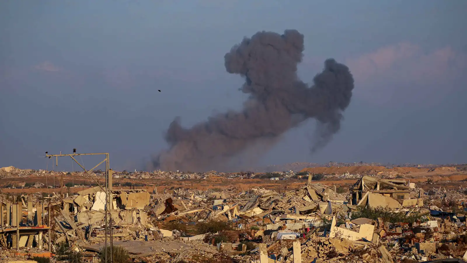 غارات إسرائيلية مكثفة داخل "الخط الأصفر" شرق غزة