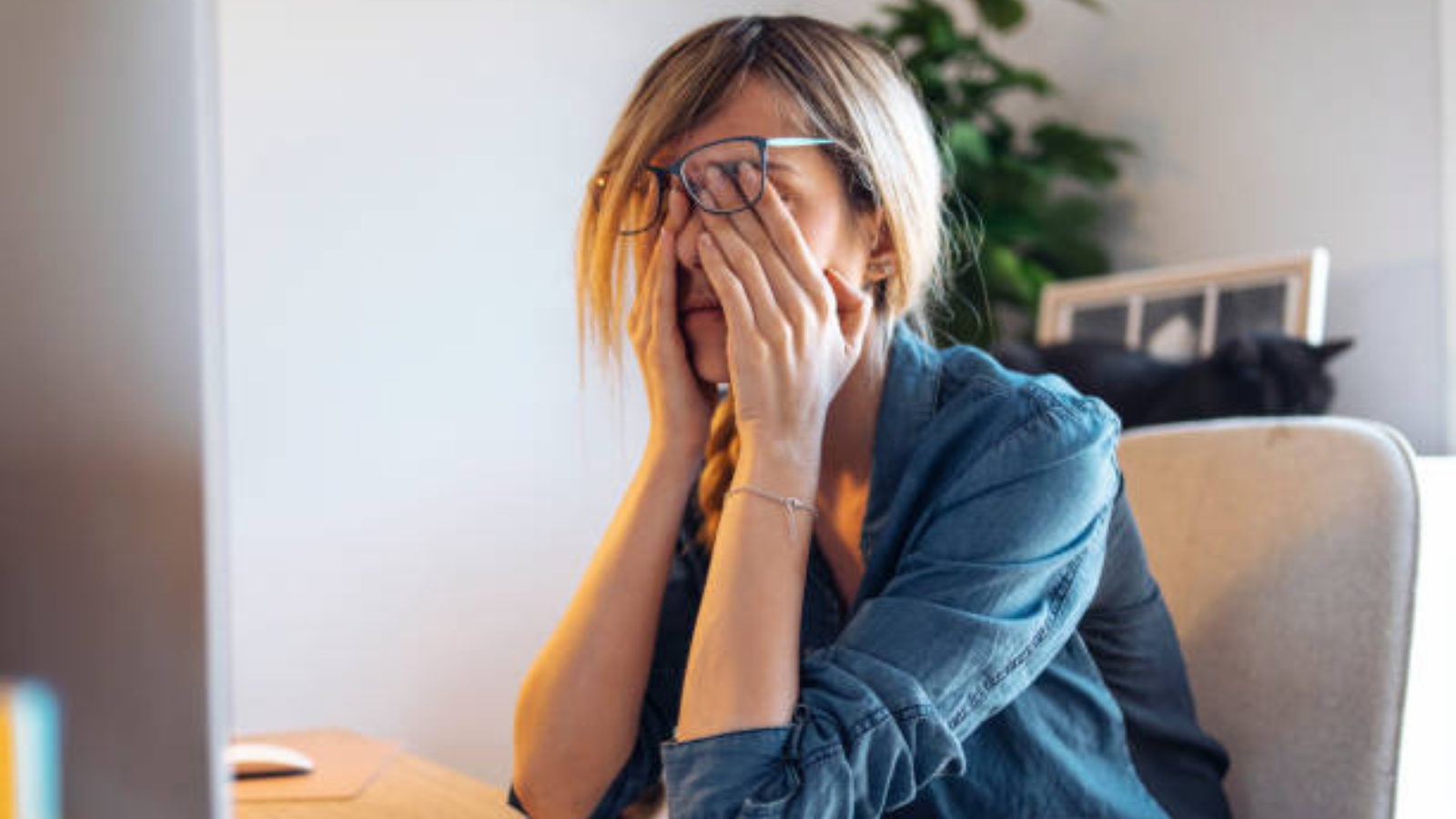 كيف يؤثر فرك العينين على صحتهما؟