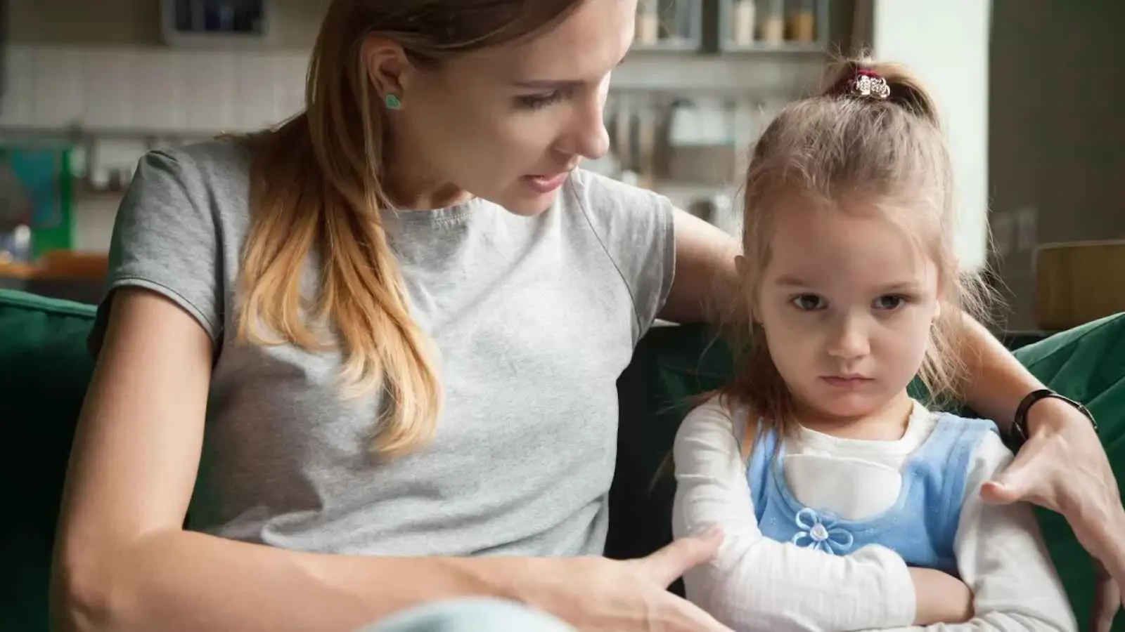 "تربية عكسية".. هكذا يؤثر تحميل الأطفال مسؤوليات تفوق أعمارهم