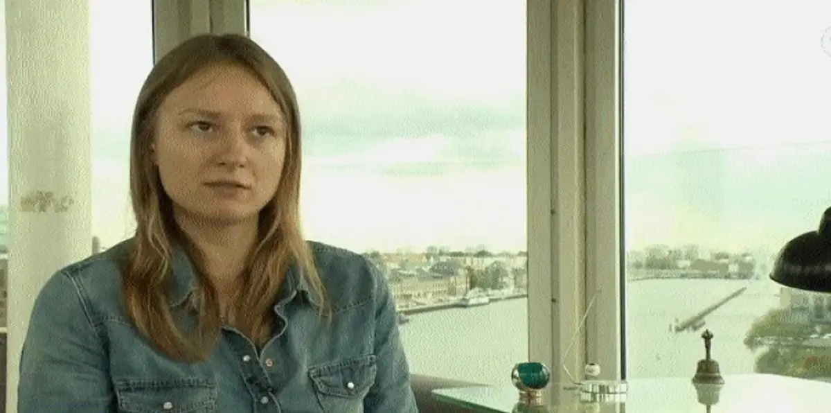 بعد أن احتجزها متشددون.. صحفية ألمانية تلدُ رضيعًا في سوريا وتهرب به إلى تركيا