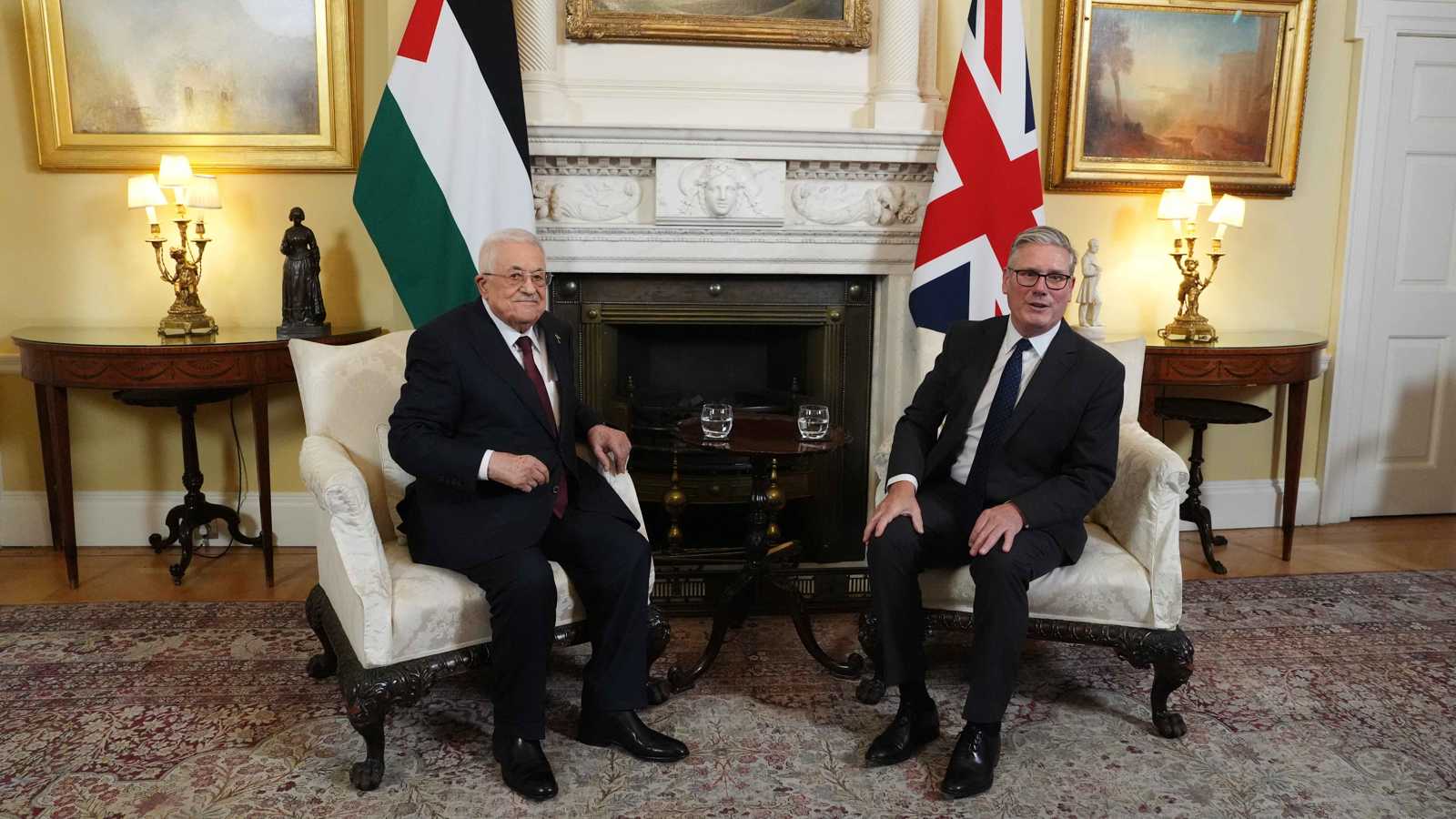 ستارمر يلتقي عباس.. بريطانيا تعلن اعترافًا مشروطًا بدولة فلسطين