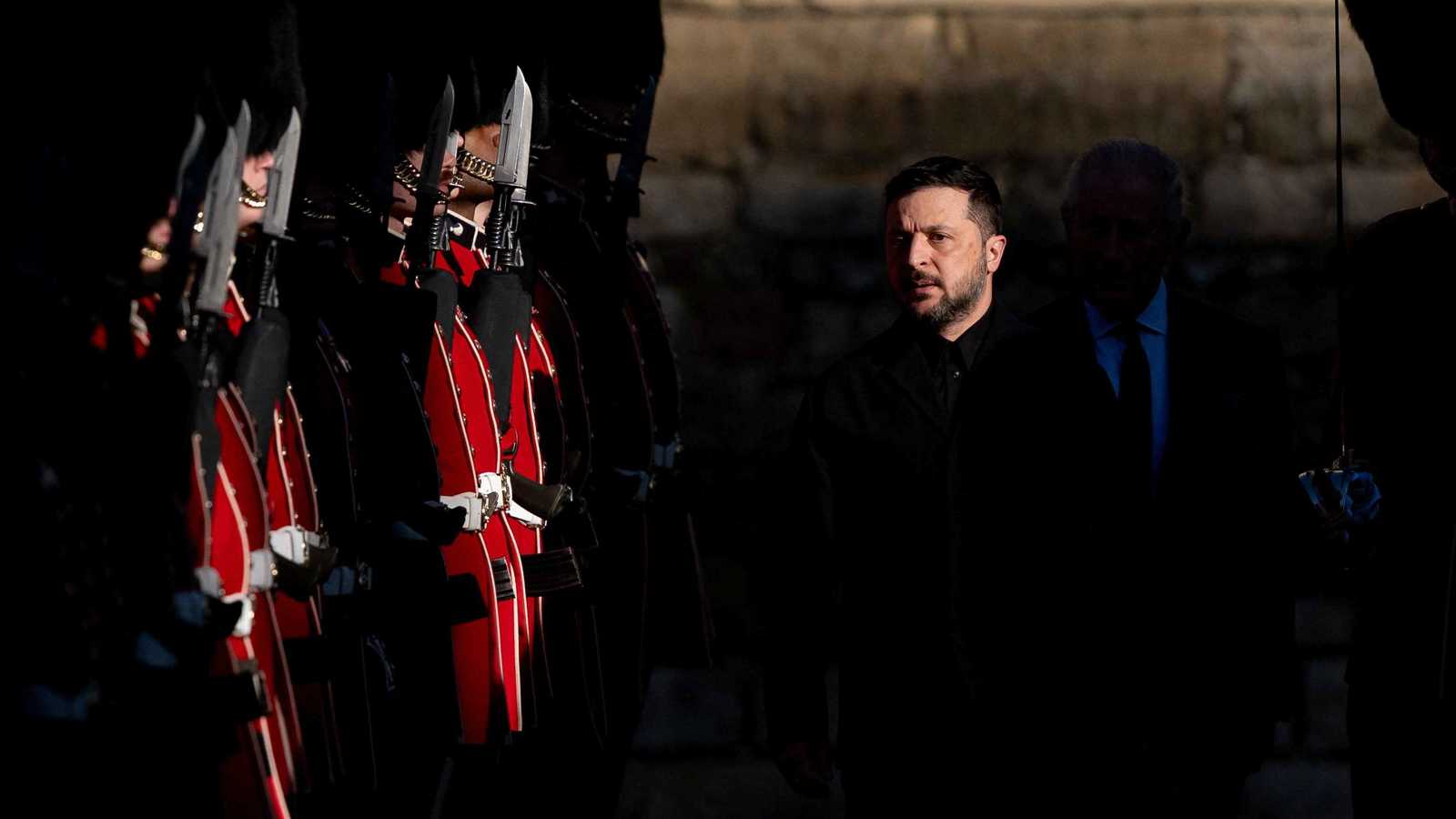 "بوليتيكو": "الجانب المظلم" من حكم زيلينسكي يتمثل في مركزية سلطته