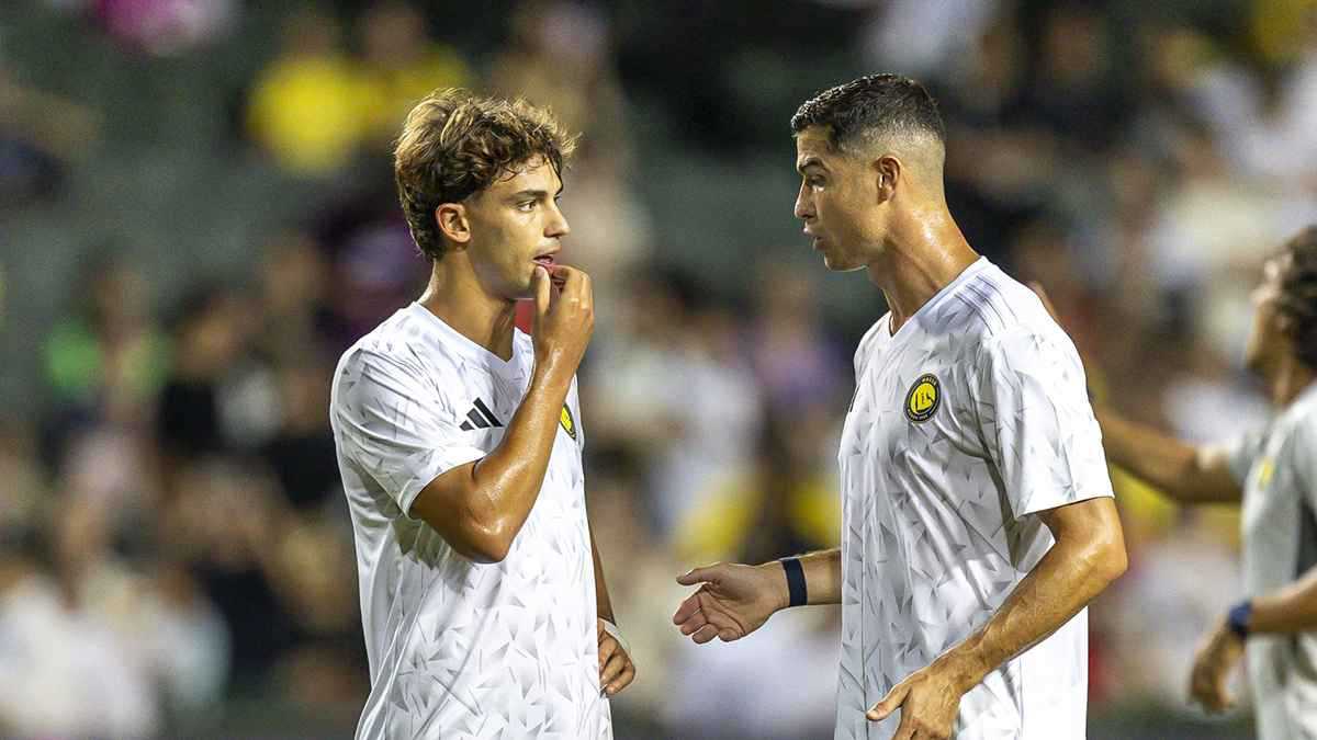 الأغبياء لا يفهمون في كرة القدم.. رد ناري من رونالدو على منتقدي فيليكس (صورة)