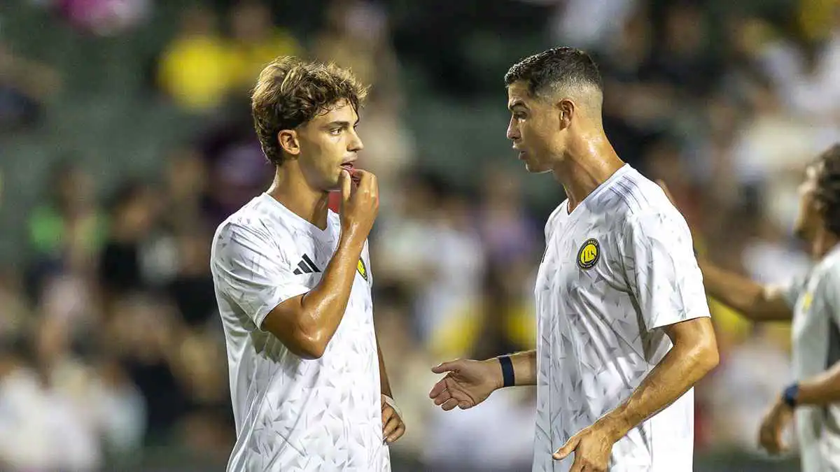 الأغبياء لا يفهمون في كرة القدم.. رد ناري من رونالدو على منتقدي فيليكس (صورة)