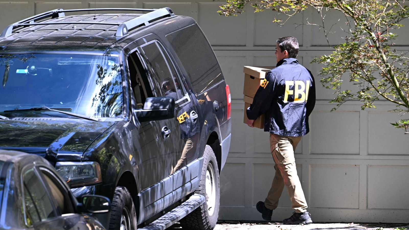 مكتب التحقيقات الفيدرالي يصادر هواتف وملفات من منزل بولتون