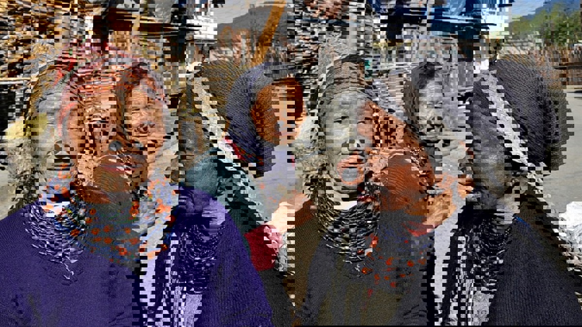 شاهد.. طقوس غريبة لقبيلة "أباتاني" الهندية لحماية النساء من الاختطاف (صور)‎