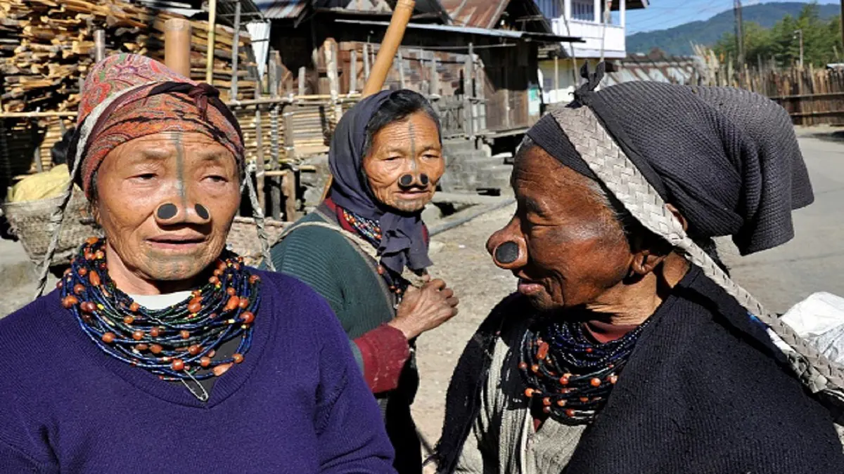 شاهد.. طقوس غريبة لقبيلة "أباتاني" الهندية لحماية النساء من الاختطاف (صور)‎