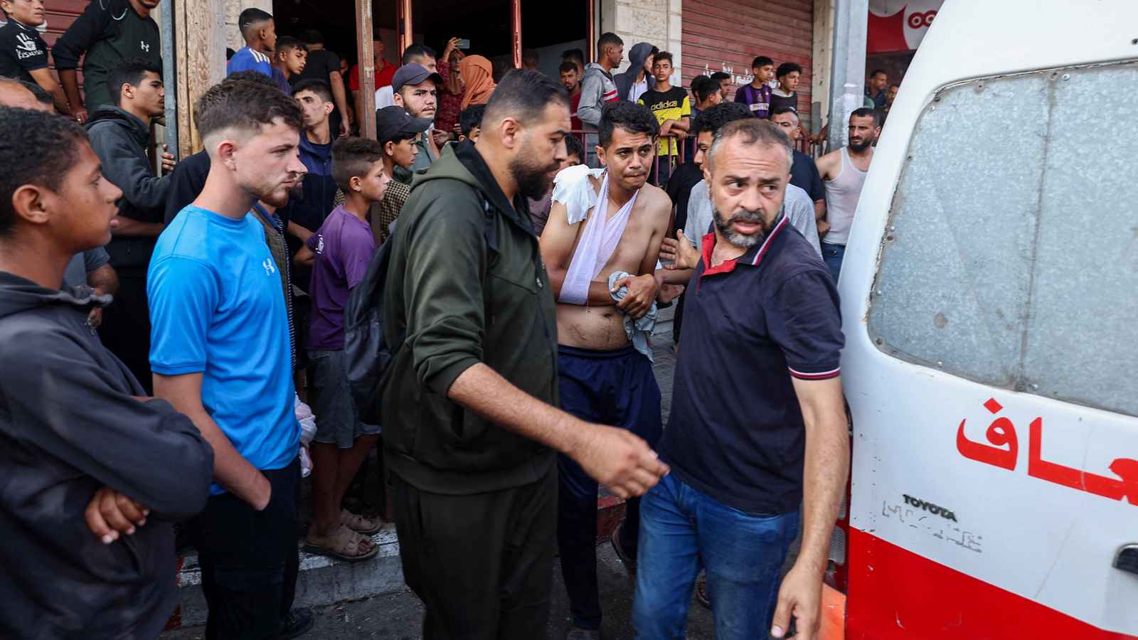 المصابون مرميون واستغاثات للتبرع بالدم.. مأساة "مستشفى ناصر" في غزة (فيديو)