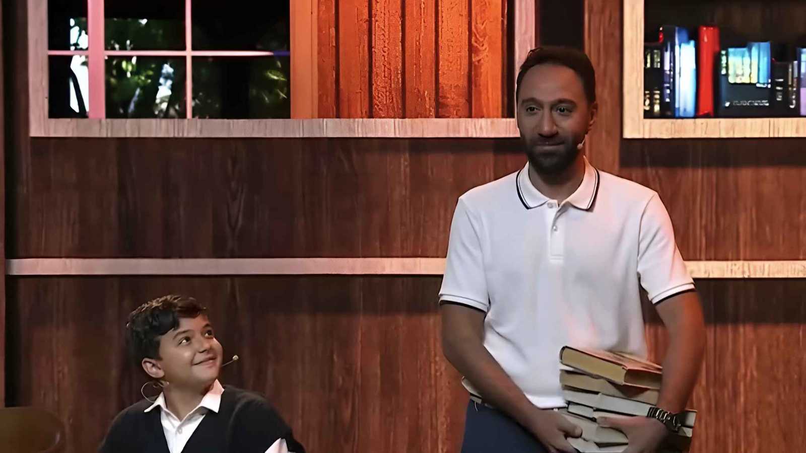 محمد سلام يحظى بتصفيق حار في احتفالية "وطن السلام" (فيديو)