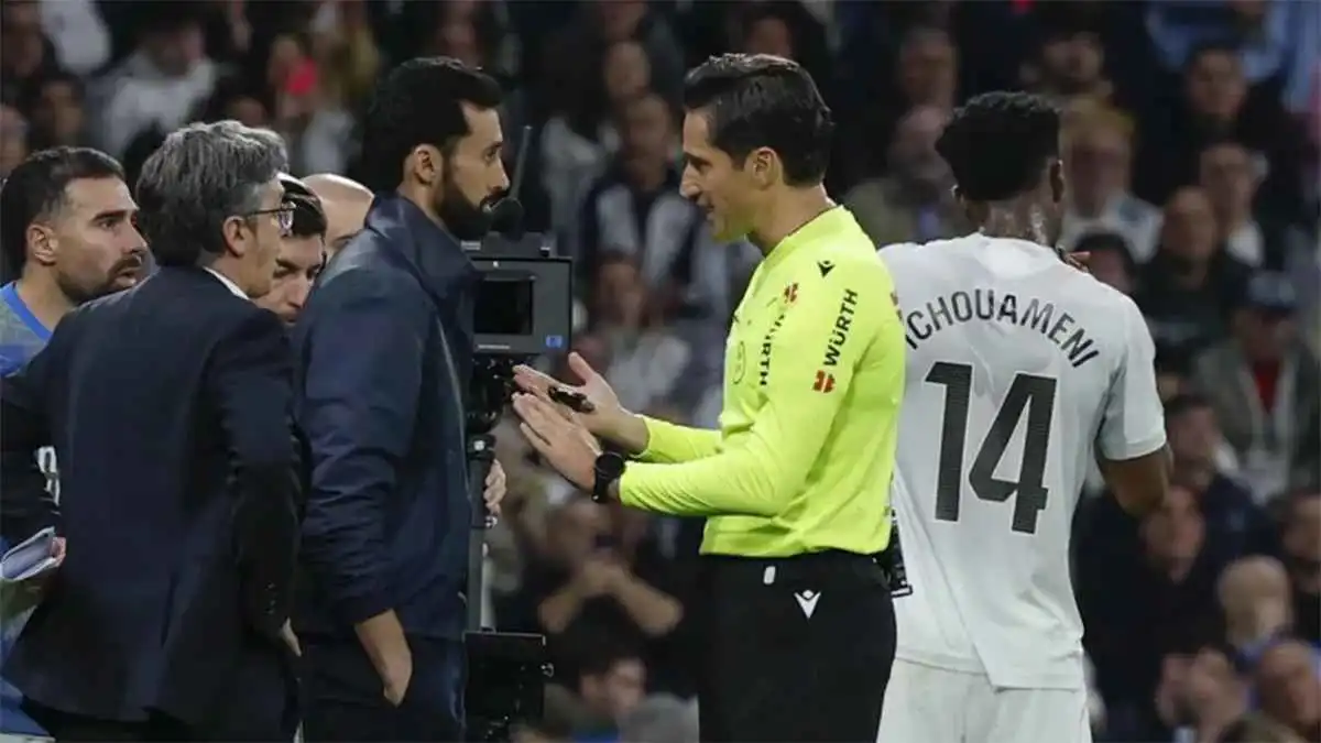 في غرفة الملابس.. أربيلوا يفاجئ حكم ديربي مدريد