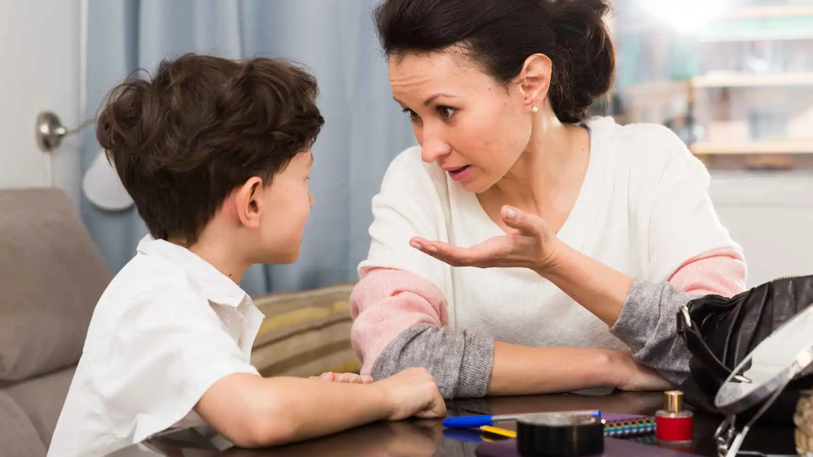 كيف يضر الإفراط في الألعاب والأنشطة نمو طفلك؟