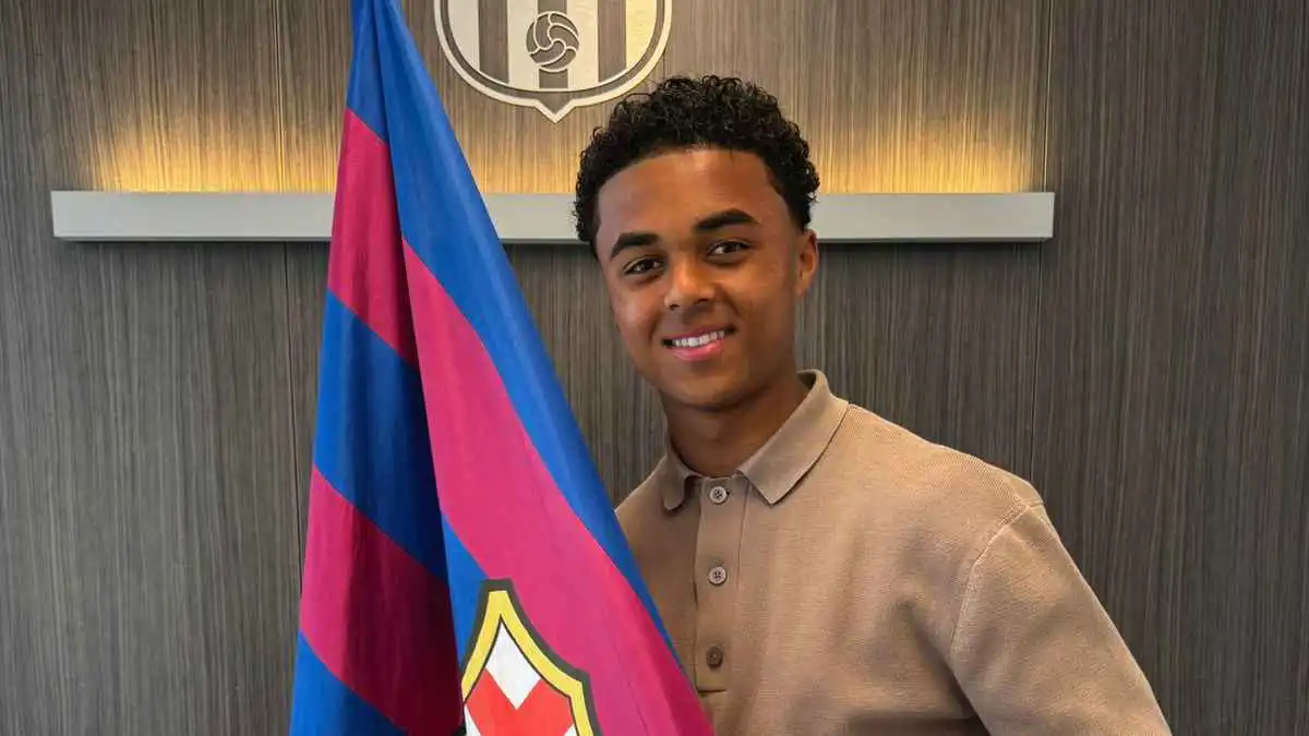 برشلونة يجدد عقد نجل كلويفرت