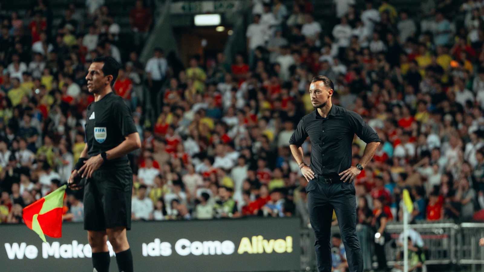 سيماكان يسدد كرة قوية في رأس مدرب الأهلي السعودي (فيديو)