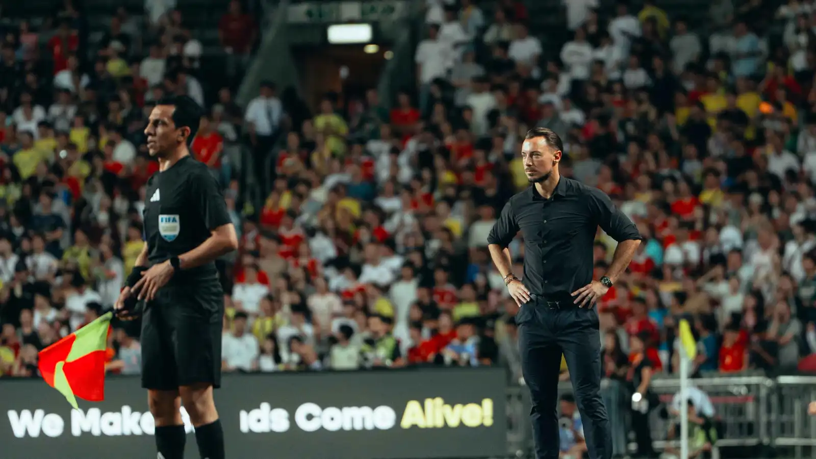 سيماكان يسدد كرة قوية في رأس مدرب الأهلي السعودي (فيديو)