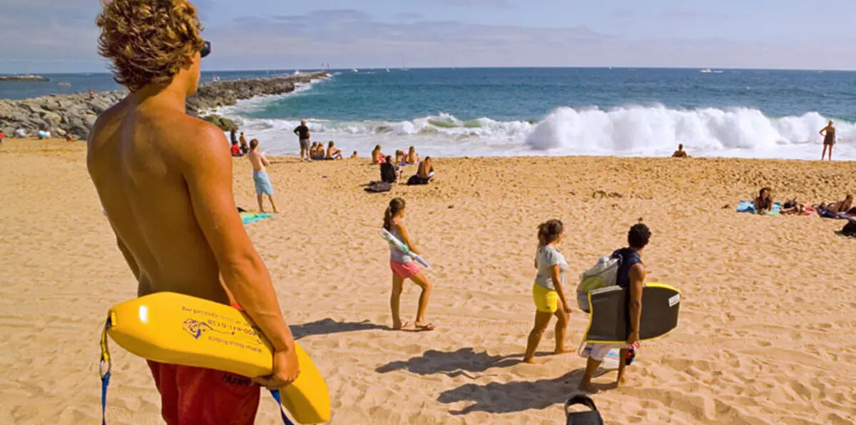 بالفيديو.. كائنات هُلامية غامضة تغسل شواطئ كاليفورنيا في الولايات المتحدة