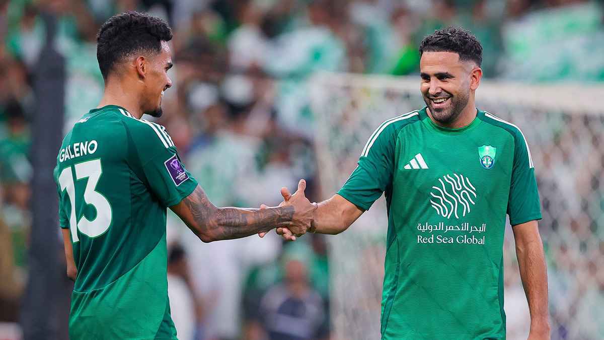 رياض محرز يؤدي صلاة التراويح في المسجد النبوي (فيديو)