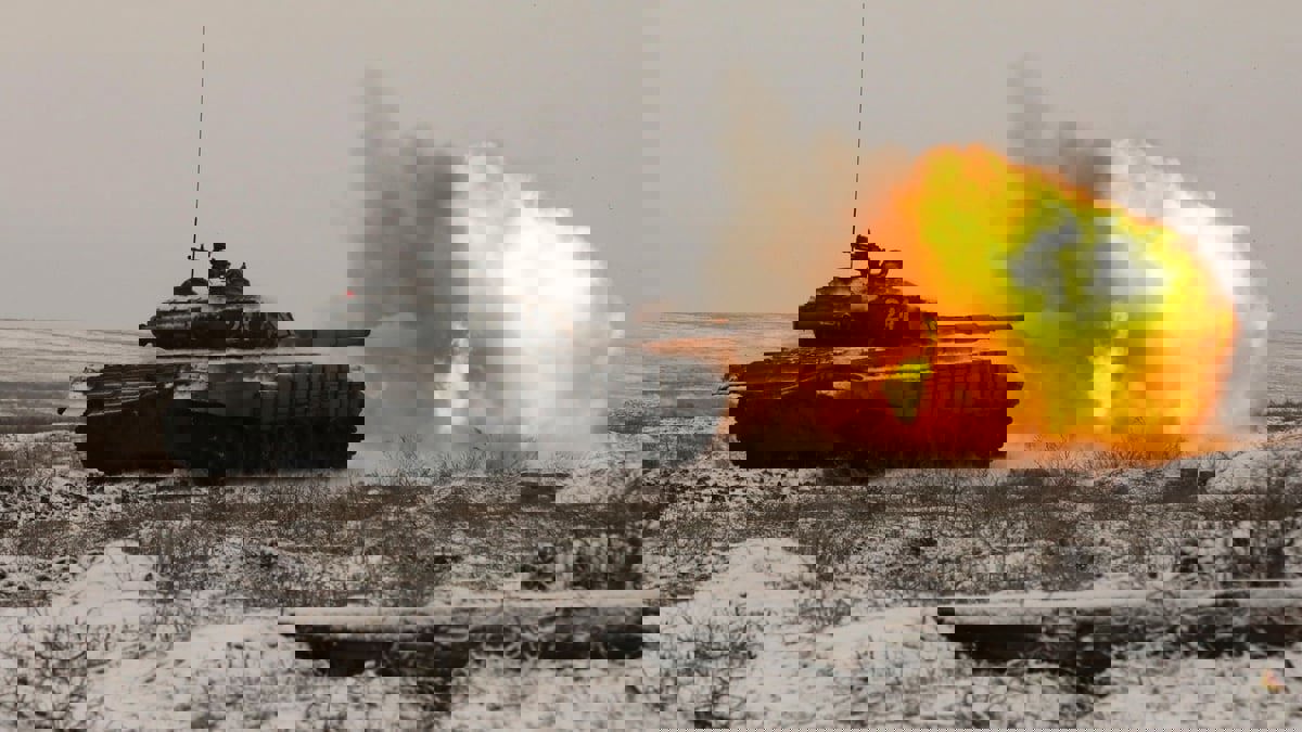 صواريخ روسية تدمر مستودع وقود في مدينة شرق أوكرانيا