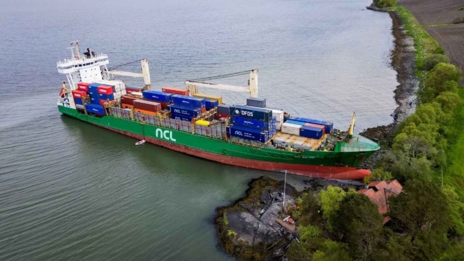 "زائرة دون موعد".. دهشة نرويجي بسفينة شحن عملاقة أمام بيته (فيديو)