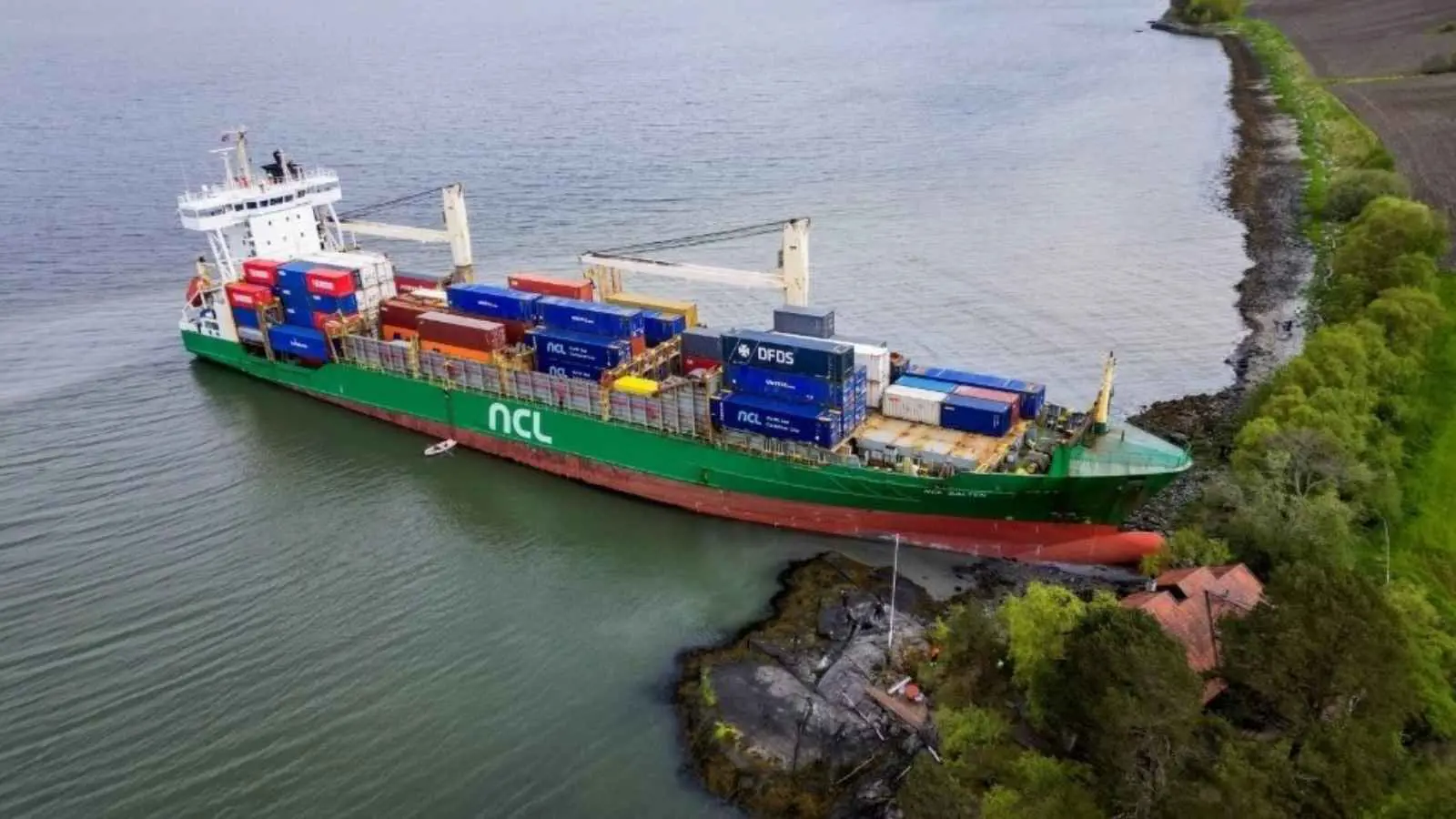 "زائرة دون موعد".. دهشة نرويجي بسفينة شحن عملاقة أمام بيته (فيديو)