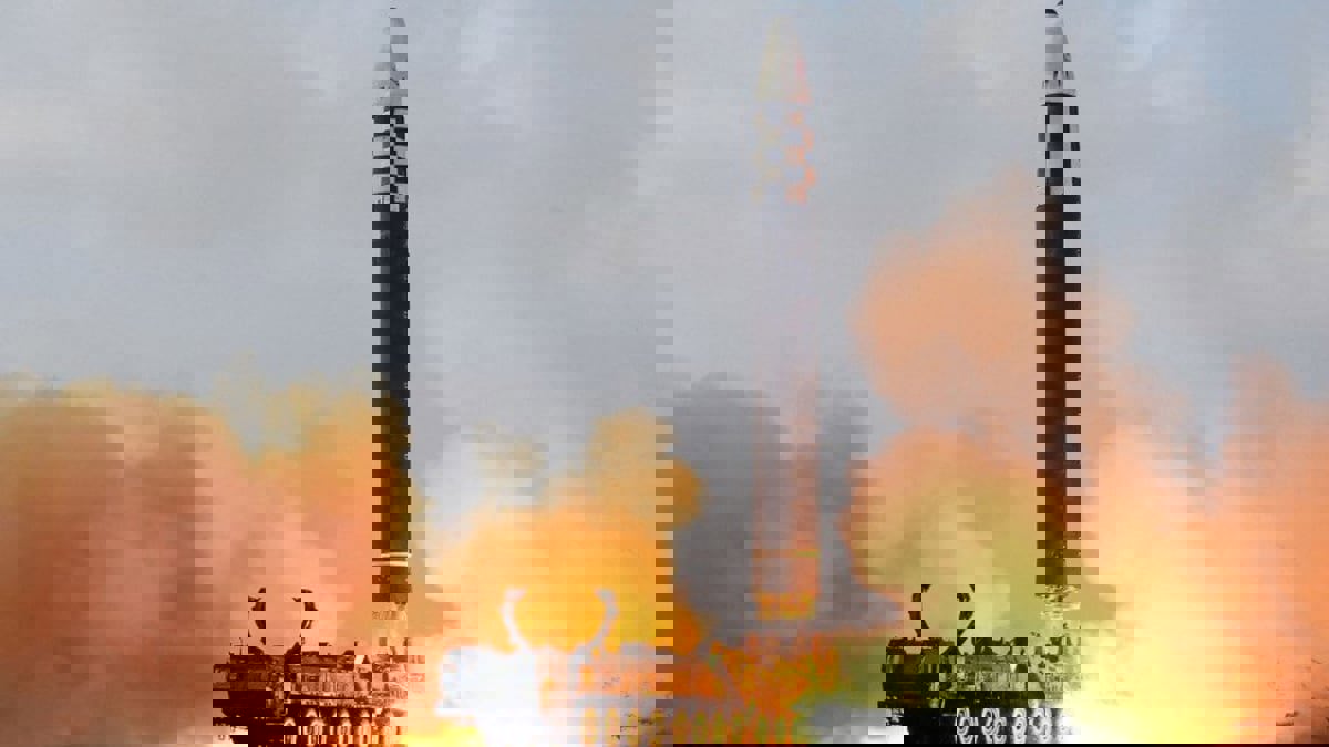 كوريا الشمالية تطلق صاروخًا باليستيًا متوسط المدى صوب بحر اليابان