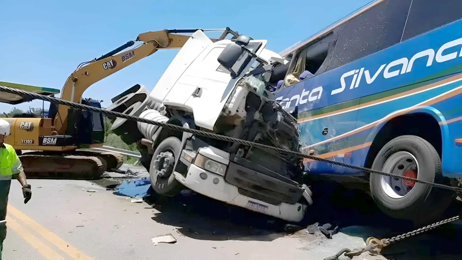 مقتل 11 في حادث تصادم حافلة وشاحنة في البرازيل (فيديو)