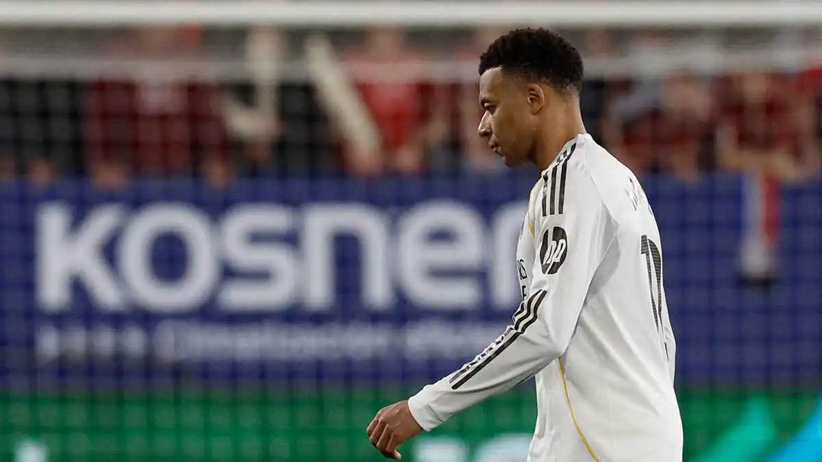 "لم يعتنِ بركبته".. مفاجأة صادمة بشأن موعد عودة كيليان مبابي من الإصابة