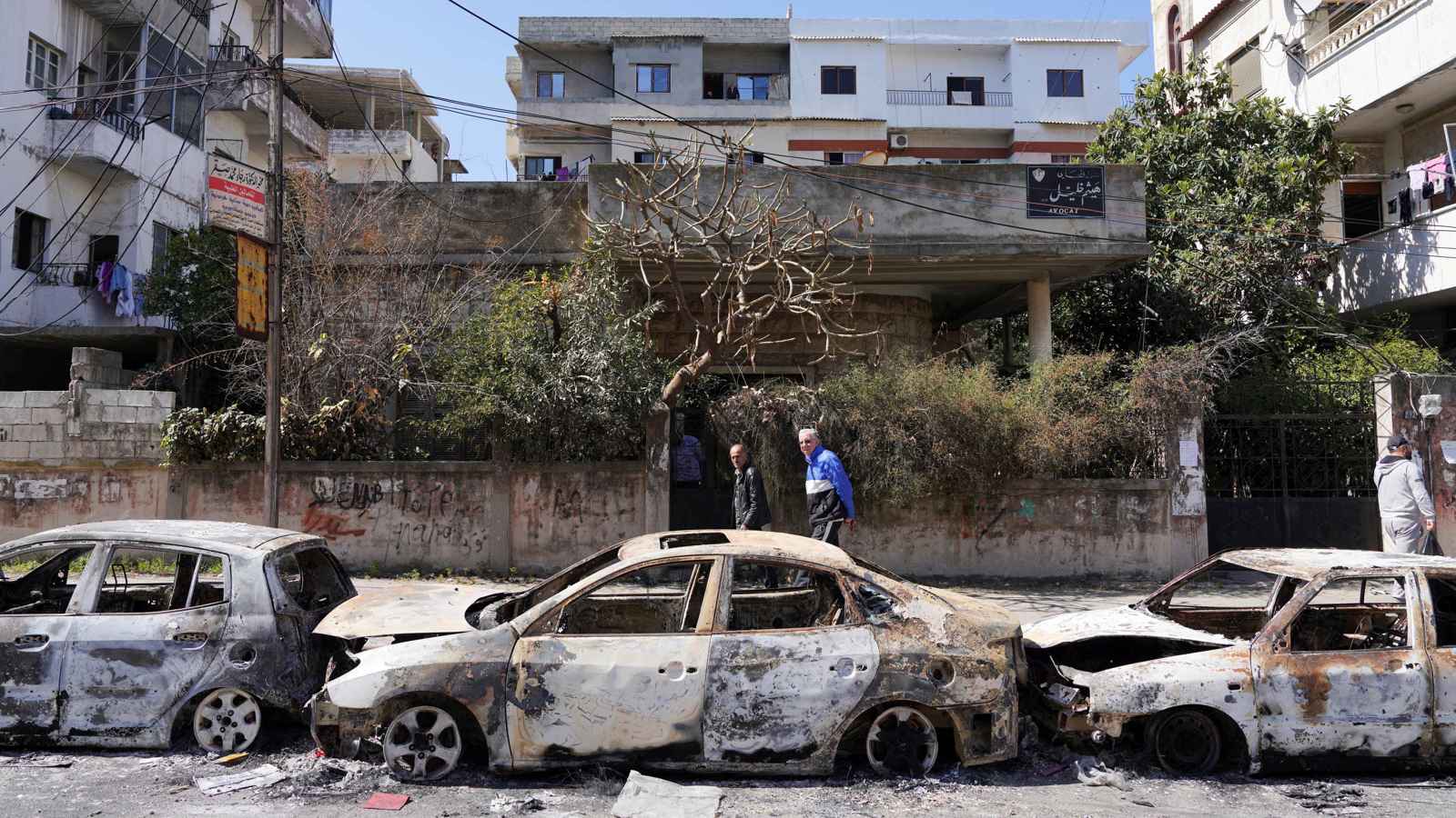 ملثمون يضرمون النيران بالممتلكات العامة والخاصة في الساحل السوري