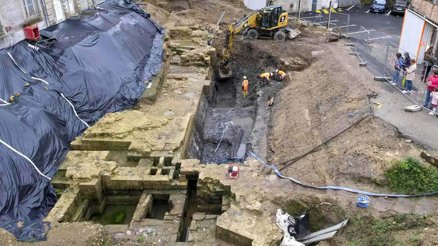 اكتشاف قلعة من العصور الوسطى تحت قصر في فرنسا (فيديو)