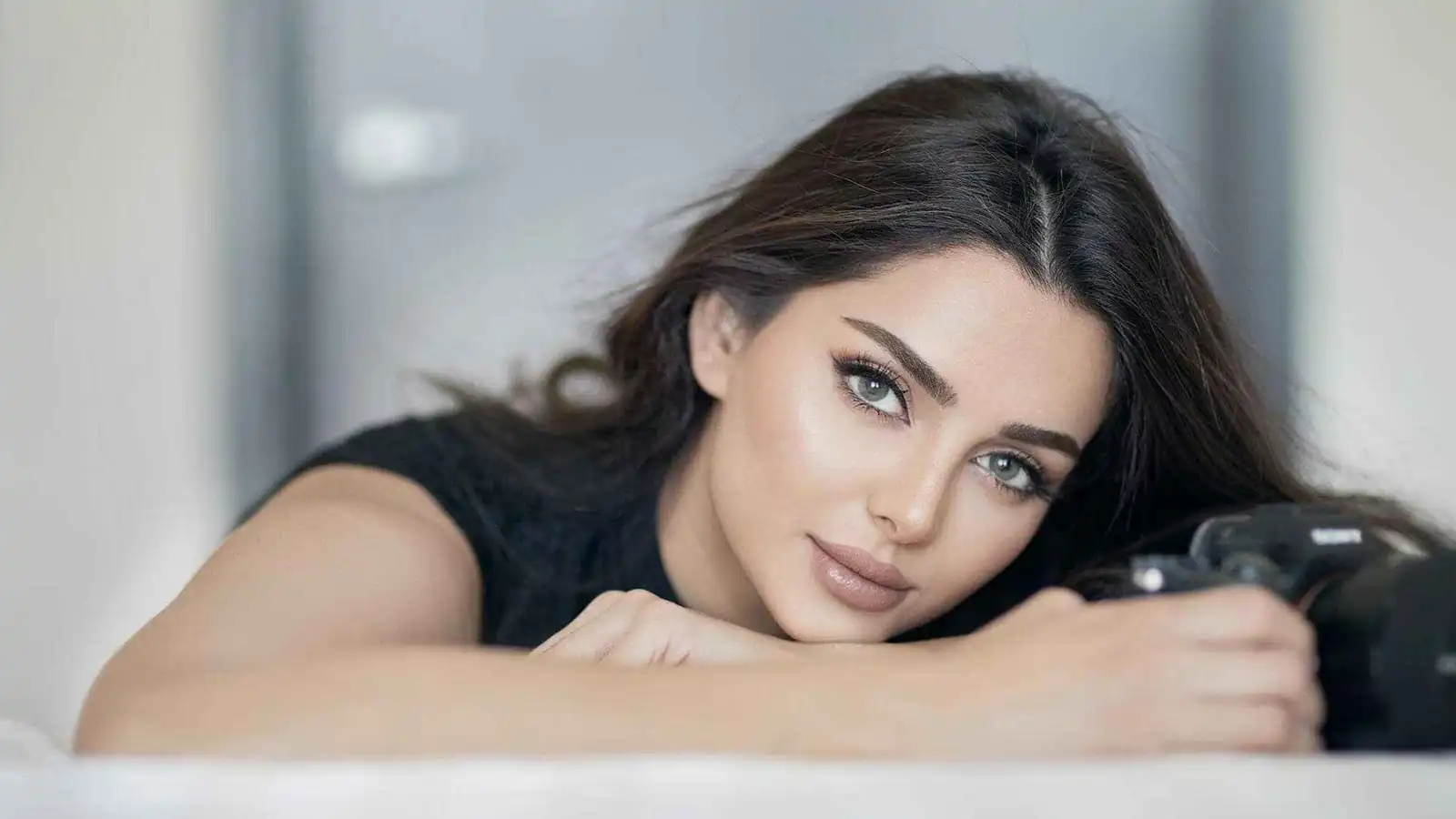 أجمل امرأة في إيران.. "فتاة أصفهان" تنتفض على النظام بـ"حبل مشنقة"