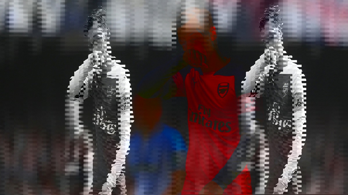 شاهد.. مسعود أوزيل يرمي معطفه على مدرب أوناي إيمري في مباراة آرسنال وإيفرتون (فيديو)