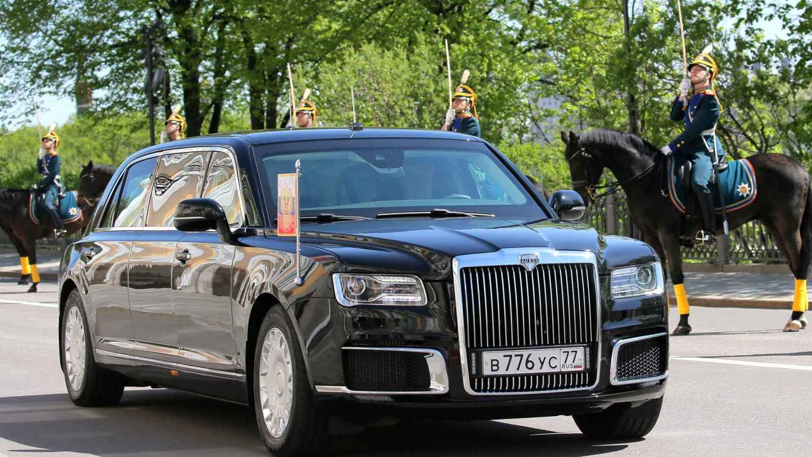 لقطات نادرة لسيارة بوتين من الداخل (فيديو)