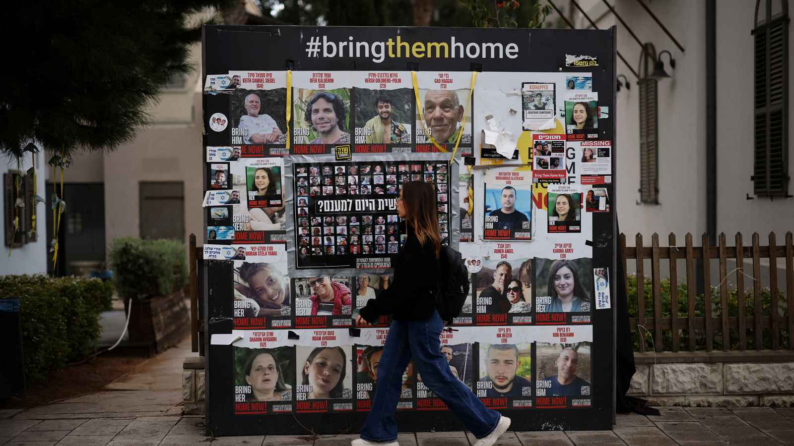 "القوة العسكرية أودت بحياة أبنائنا".. أسر الرهائن في غزة يهاجمون نتنياهو